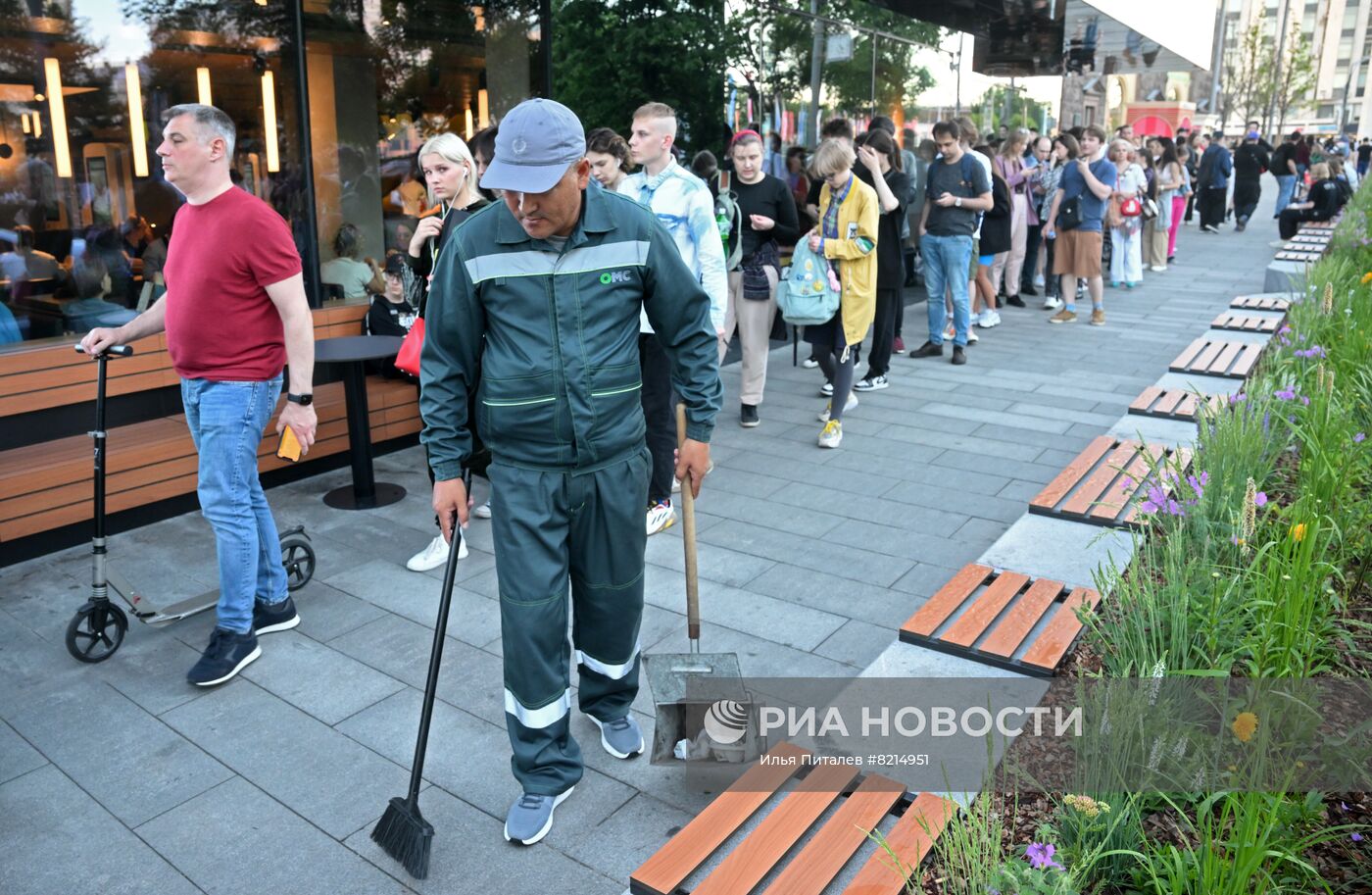 Очереди у открывшегося ресторана быстрого питания 