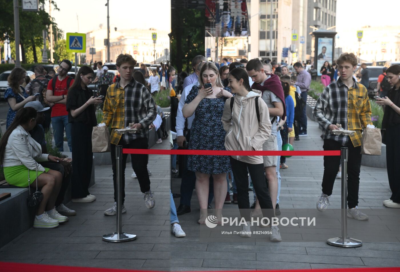 Очереди у открывшегося ресторана быстрого питания "Вкусно и точка" в Москве