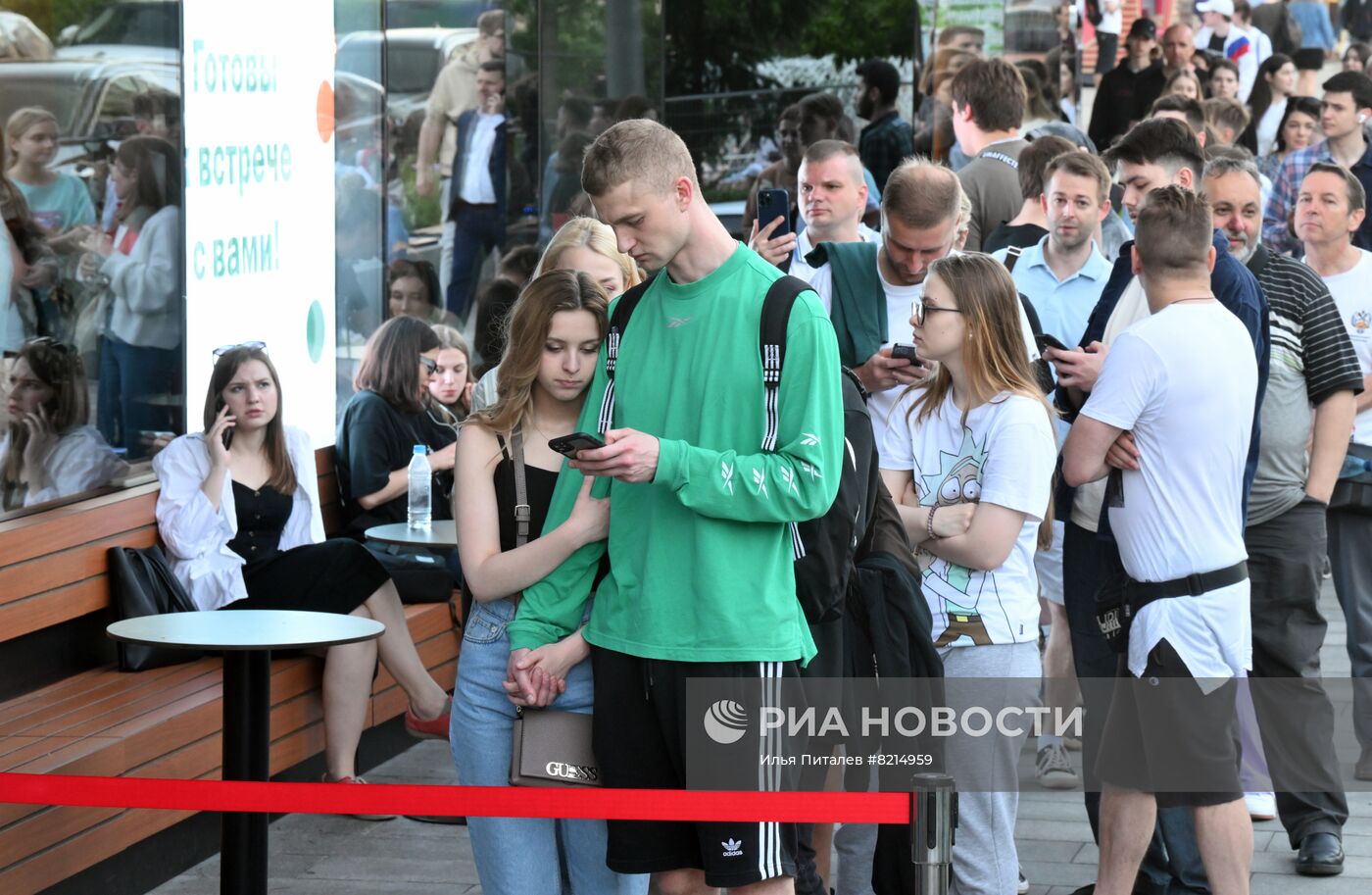 Очереди у открывшегося ресторана быстрого питания "Вкусно и точка" в Москве