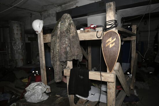 Осмотр территории "Азовстали" российскими военными