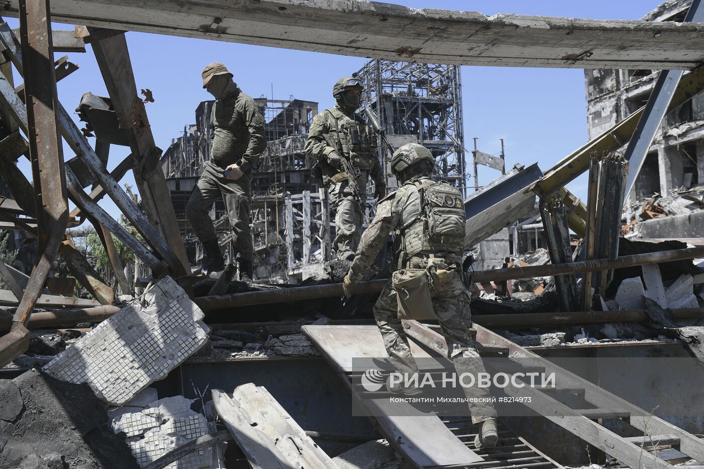 Осмотр территории "Азовстали" российскими военными