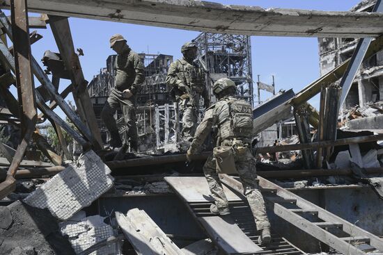 Осмотр территории "Азовстали" российскими военными