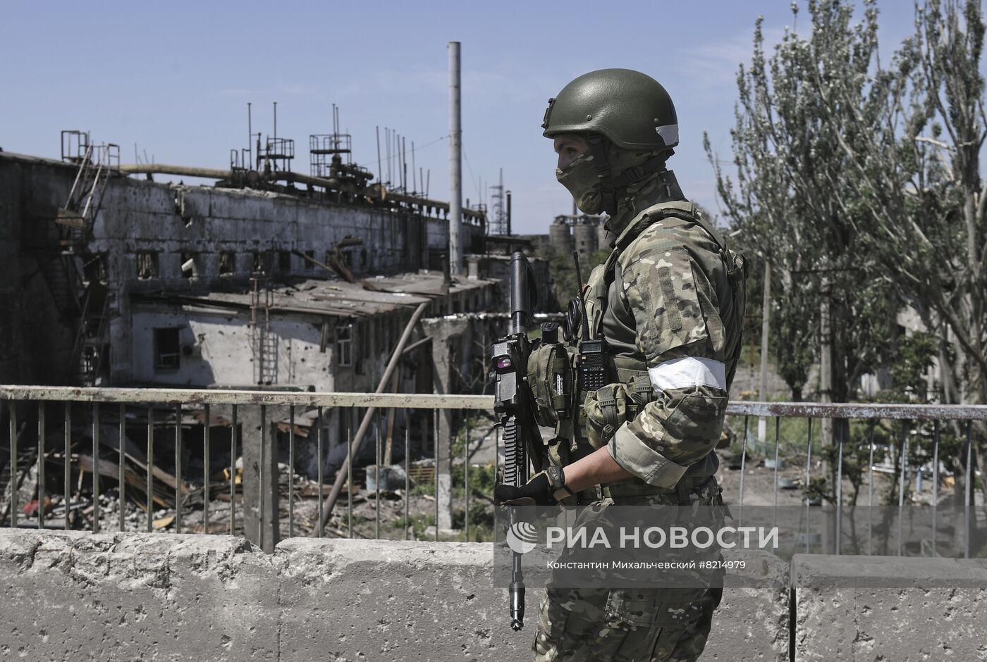 Осмотр территории "Азовстали" российскими военными