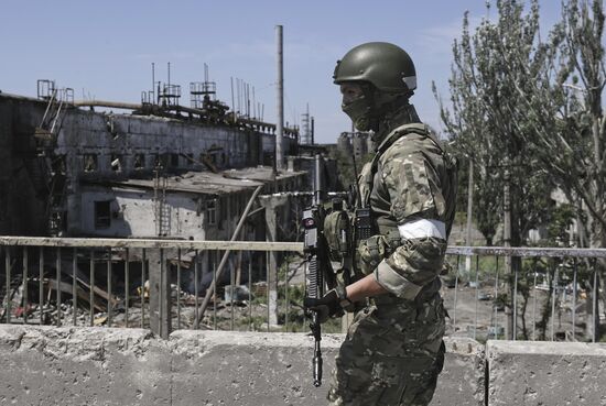 Осмотр территории "Азовстали" российскими военными