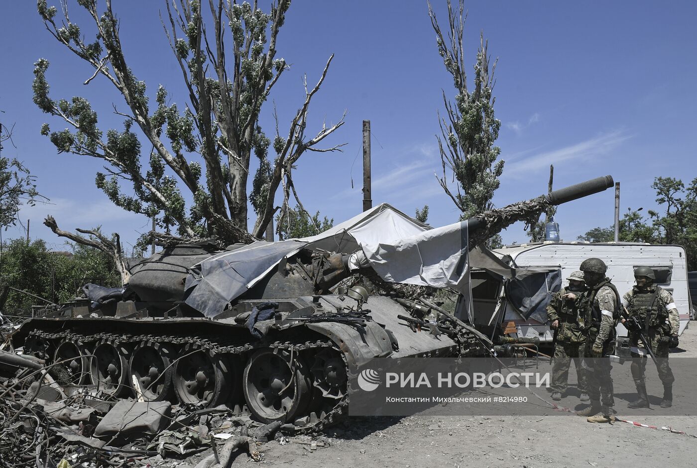 Осмотр территории "Азовстали" российскими военными
