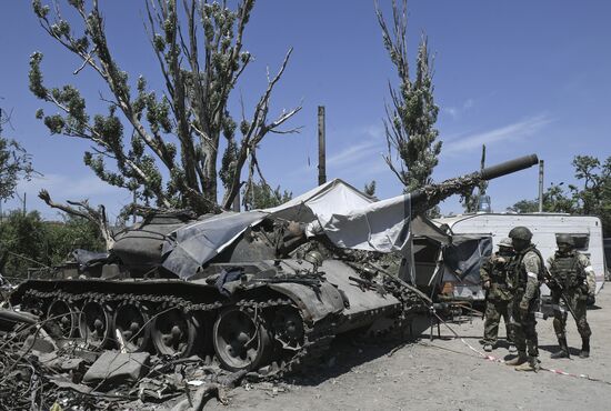 Осмотр территории "Азовстали" российскими военными