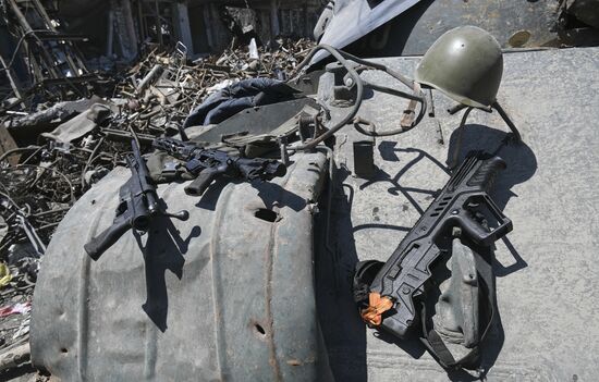 Осмотр территории "Азовстали" российскими военными