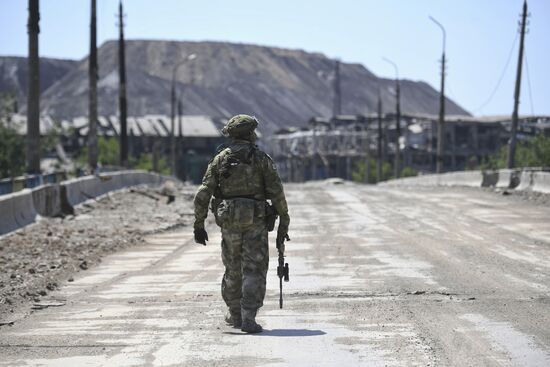 Осмотр территории "Азовстали" российскими военными