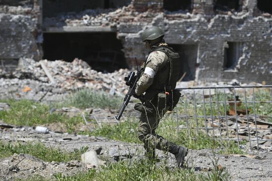 Осмотр территории "Азовстали" российскими военными