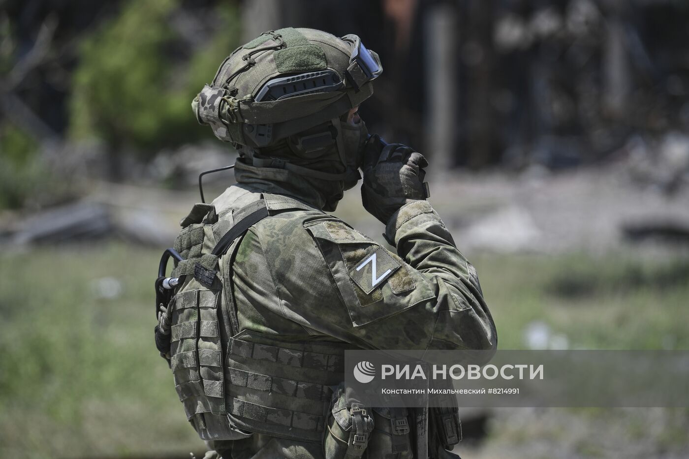 Осмотр территории "Азовстали" российскими военными