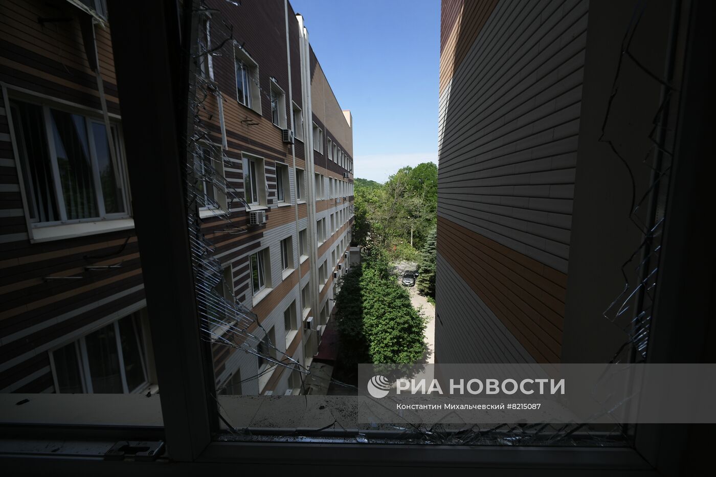 Последствия обстрела роддома в Донецке