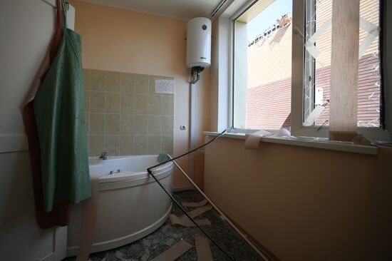 Последствия обстрела роддома в Донецке