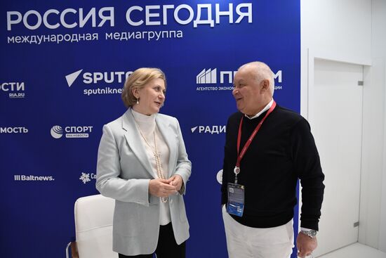 ПМЭФ-2022. Работа стенда медиагруппы "Россия сегодня". День второй