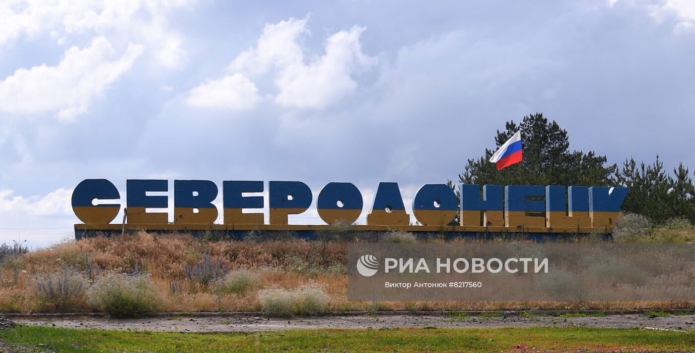 На въезде в Северодонецк установили флаг России