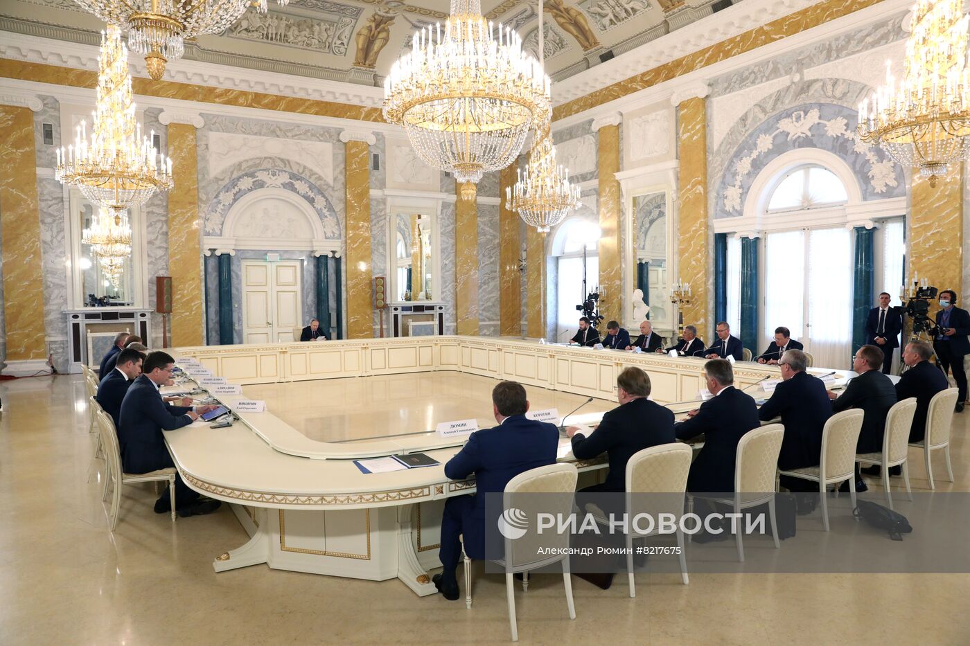 Президент РФ В. Путин провел совещание по вопросам развития автомобильной промышленности