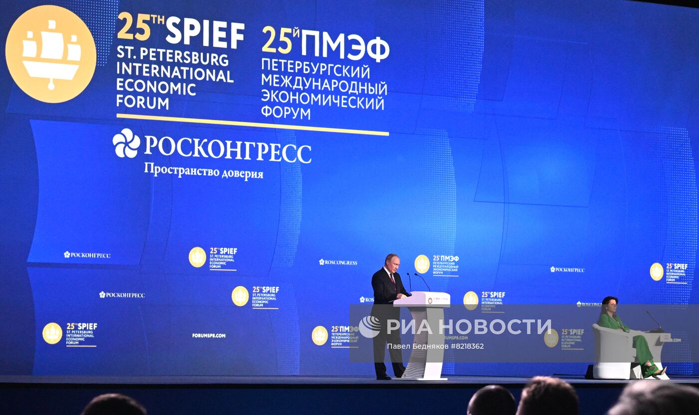 Президент РФ В. Путин принял участие в работе ПМЭФ-2022