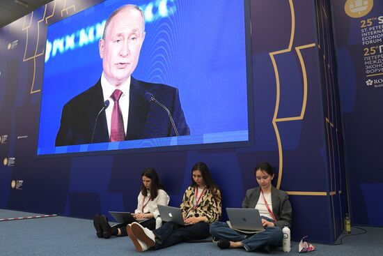 ПМЭФ-2022. Трансляция пленарного заседания