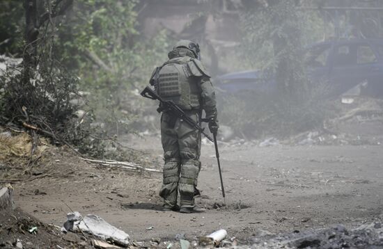 Разминирование жилых домов вблизи Азовстали