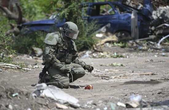 Разминирование жилых домов вблизи Азовстали