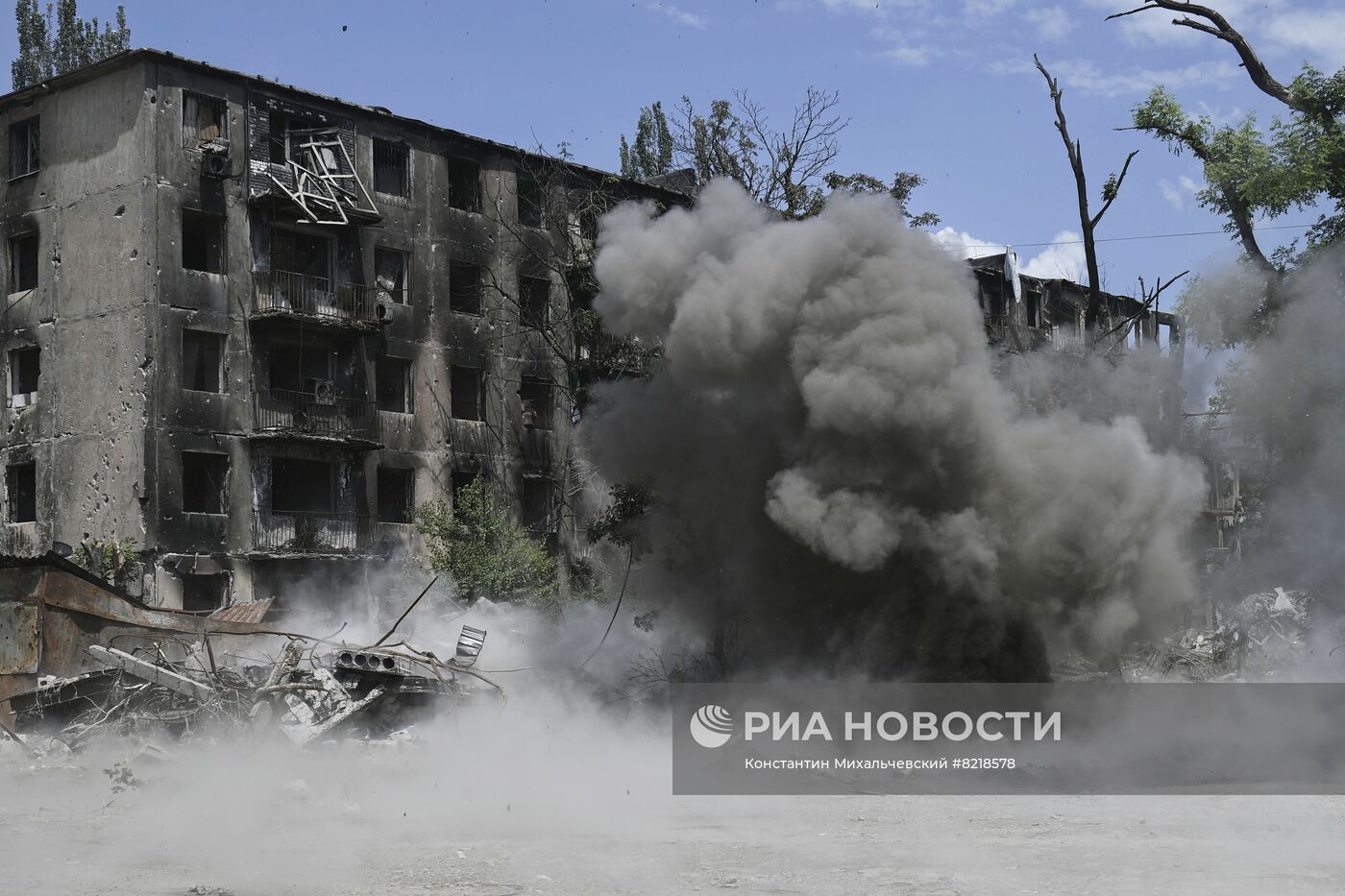 Разминирование жилых домов вблизи Азовстали