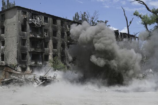 Разминирование жилых домов вблизи Азовстали