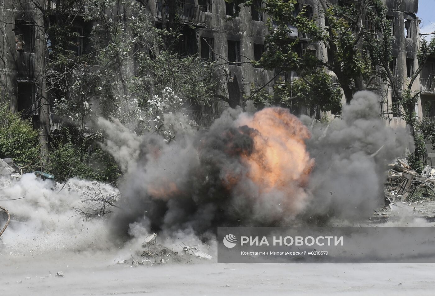 Разминирование жилых домов вблизи Азовстали