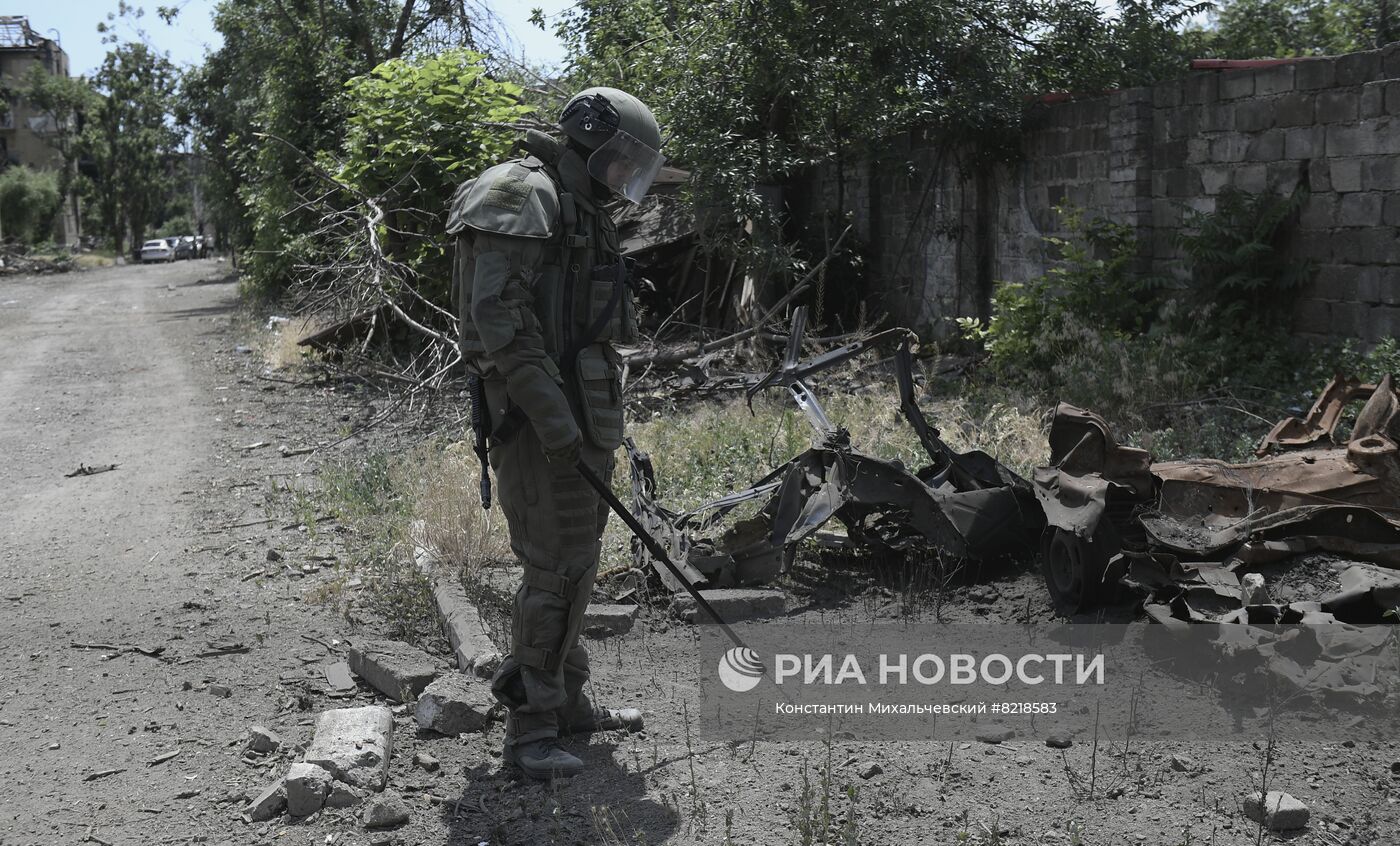 Разминирование жилых домов вблизи Азовстали