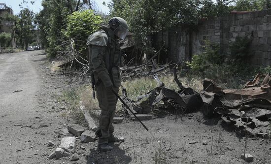 Разминирование жилых домов вблизи Азовстали