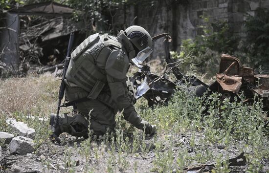 Разминирование жилых домов вблизи Азовстали