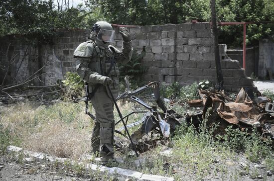 Разминирование жилых домов вблизи Азовстали