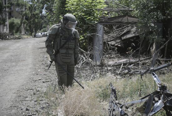 Разминирование жилых домов вблизи Азовстали