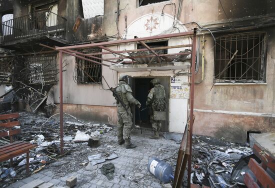 Разминирование жилых домов вблизи Азовстали