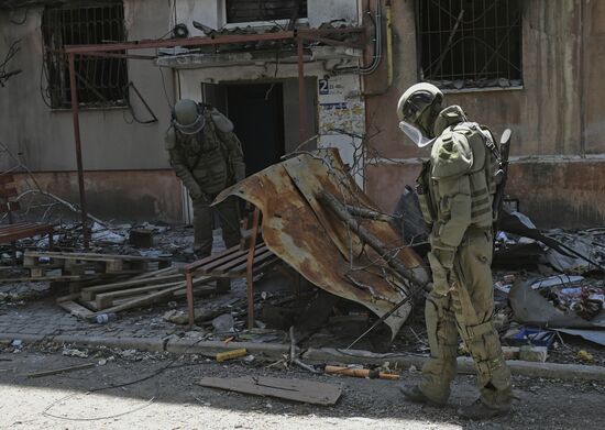 Разминирование жилых домов вблизи Азовстали