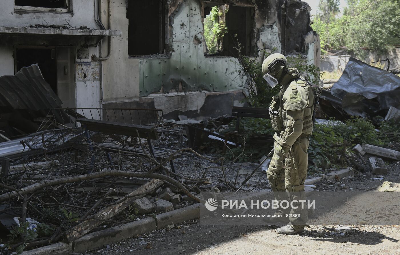 Разминирование жилых домов вблизи Азовстали