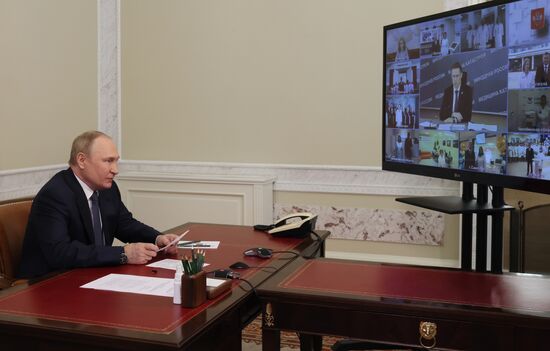 Президент РФ В. Путин принял участие в открытии объектов здравоохранения