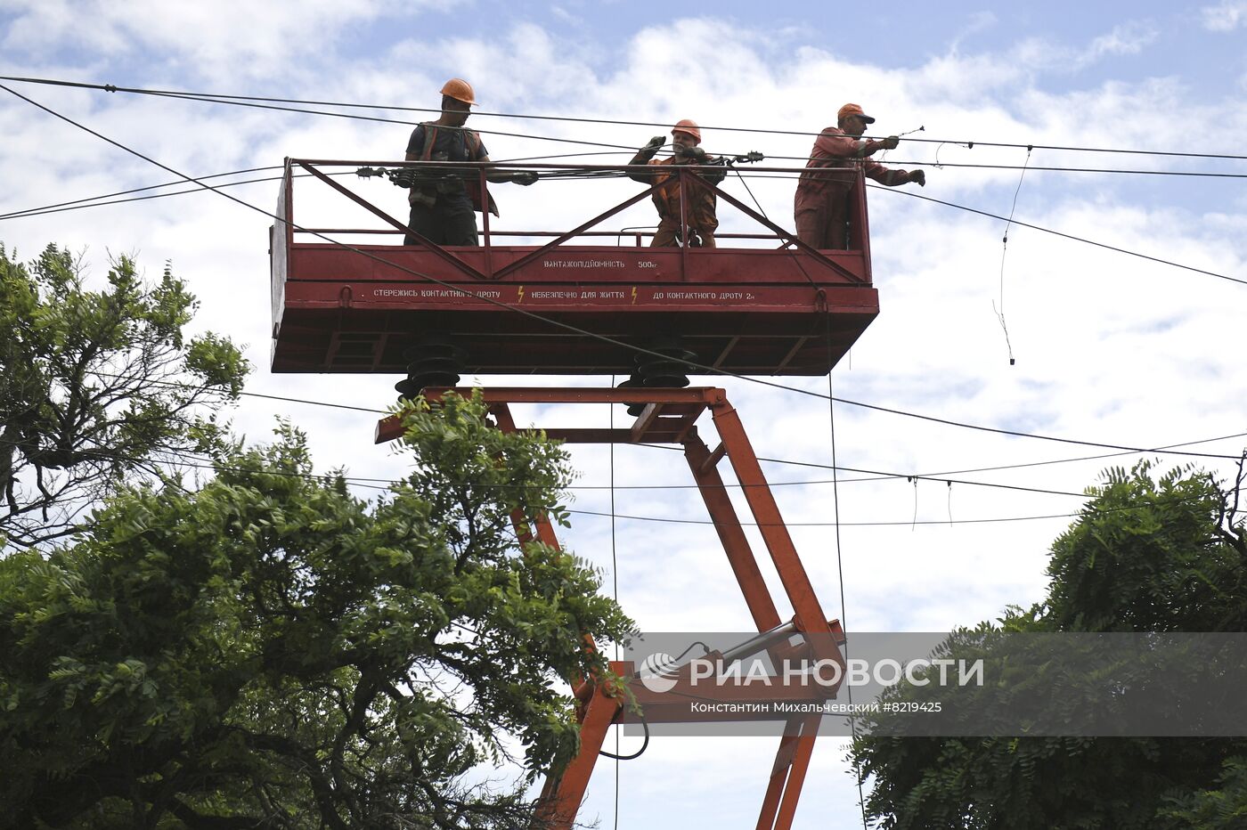 Работа электромонтеров в Мариуполе