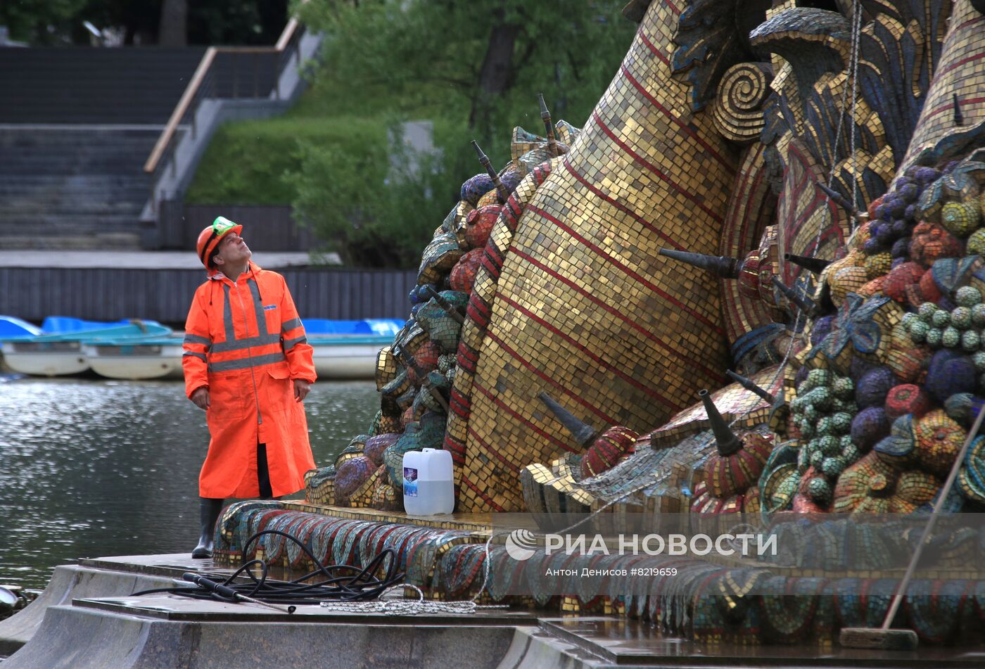 Промывка фонтана "Золотой колос" на ВДНХ