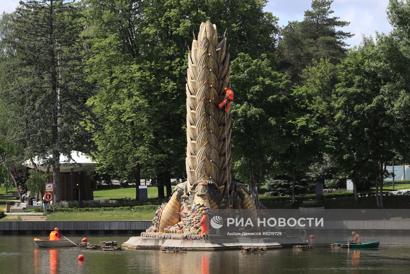 Промывка фонтана "Золотой колос" на ВДНХ