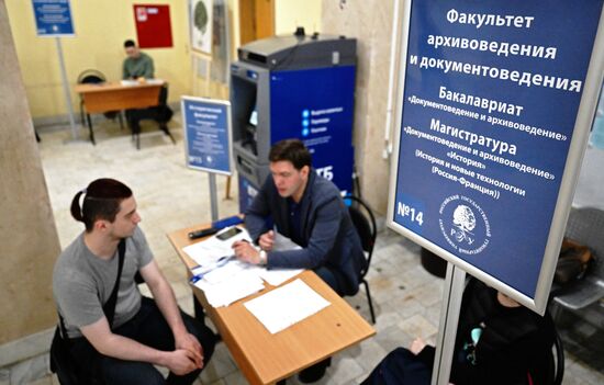 Продолжается приемная кампания в российских вузах