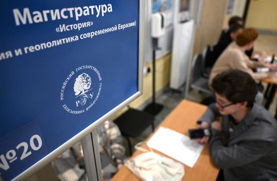 Продолжается приемная кампания в российских вузах