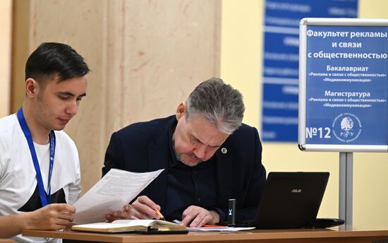 Продолжается приемная кампания в российских вузах