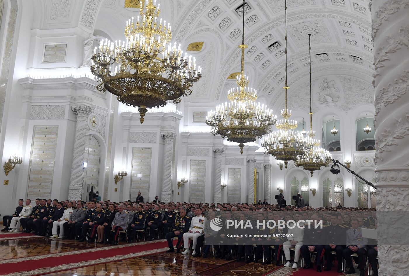 Президент РФ В. Путин встретился с выпускниками военных вузов