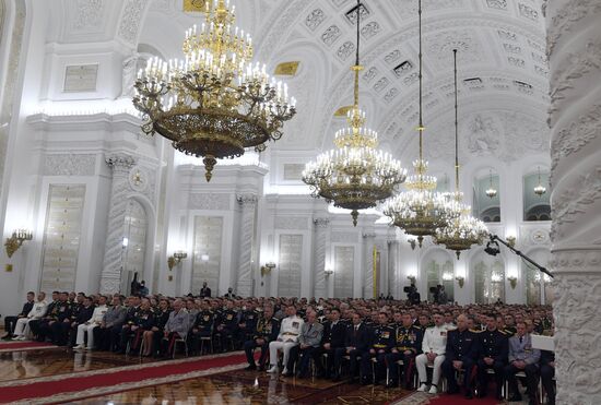 Президент РФ В. Путин встретился с выпускниками военных вузов