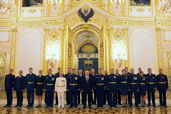 Президент РФ В. Путин встретился с выпускниками военных вузов