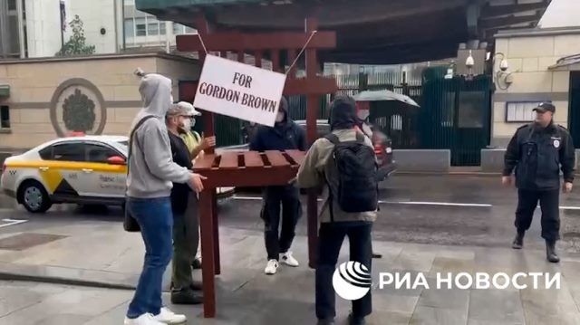 Активисты принесли к британскому посольству стул для бывшего премьера Брауна