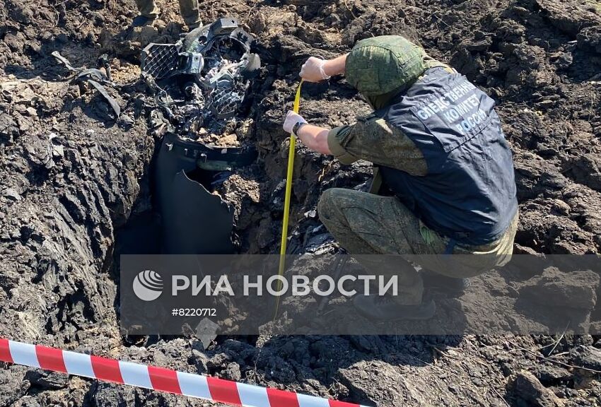 Следователи СК РФ зафиксировали последствия обстрела города Зимогорье в ЛНР
