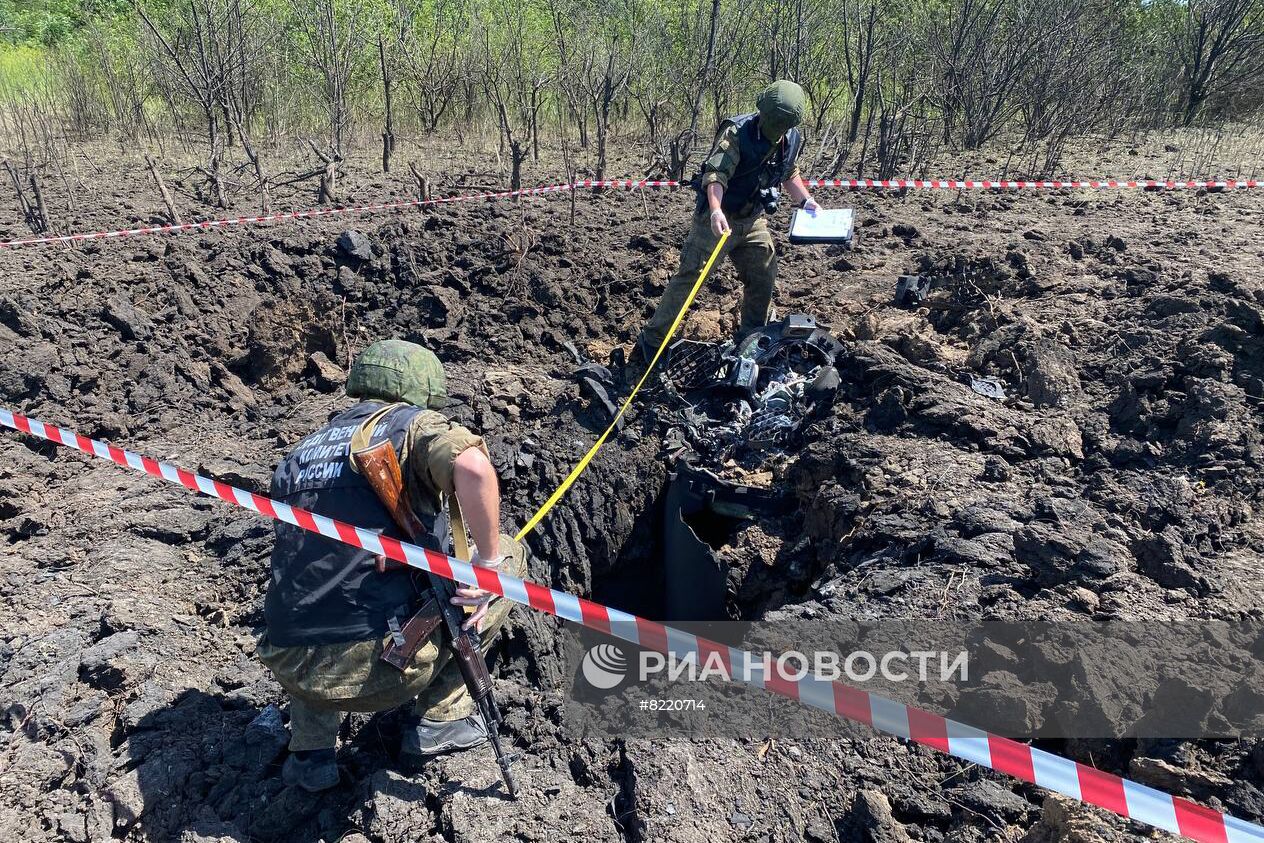 Следователи СК РФ зафиксировали последствия обстрела города Зимогорье в ЛНР
