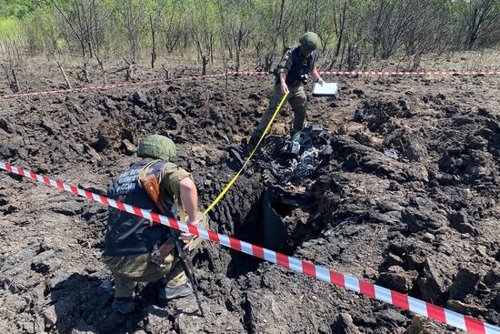 Следователи СК РФ зафиксировали последствия обстрела города Зимогорье в ЛНР