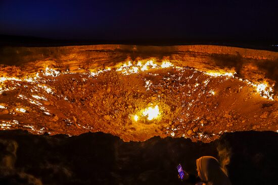 Газовый кратер "Сияние Каракумов"
