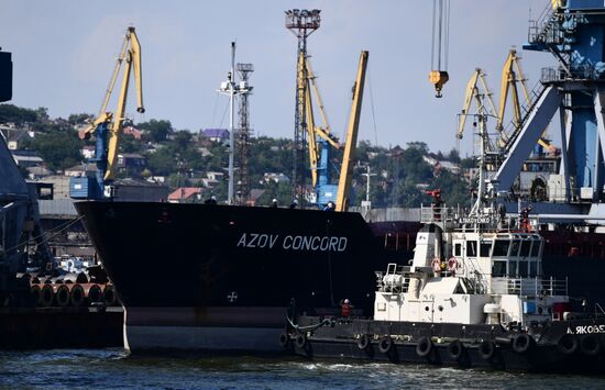 Первое иностранное судно вышло в море из порта Мариуполя